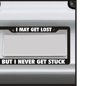 Puede incluir: Un marco de matrícula negro y blanco con el texto "I may get lost but I never get stuck".