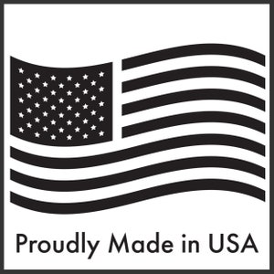Może przedstawiać: Czarno-biała ilustracja falującej amerykańskiej flagi z tekstem "Proudly Made in USA".