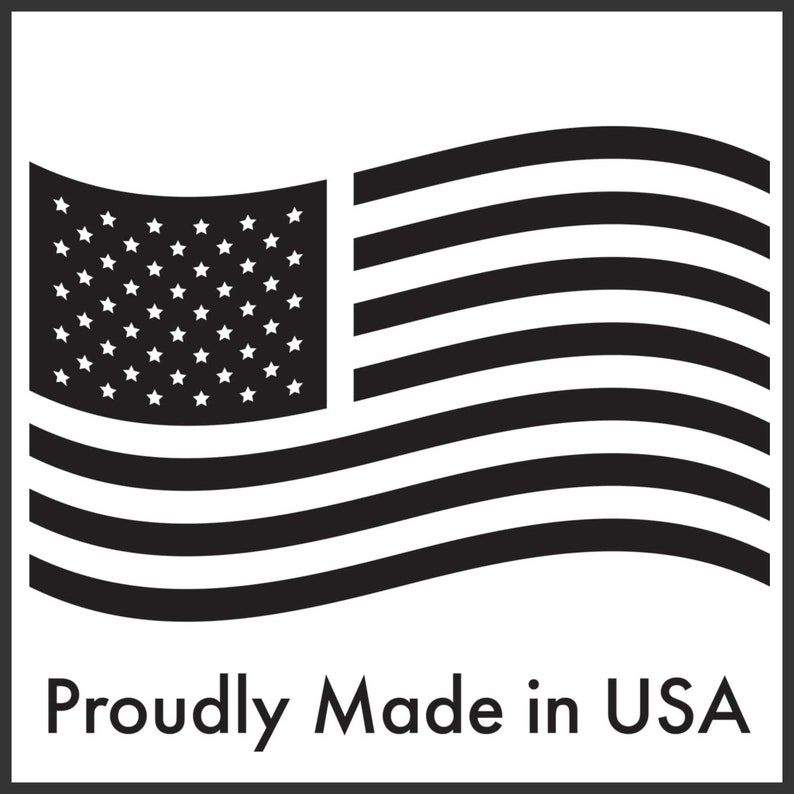Może przedstawiać: Czarno-biała ilustracja falującej amerykańskiej flagi z tekstem "Proudly Made in USA".