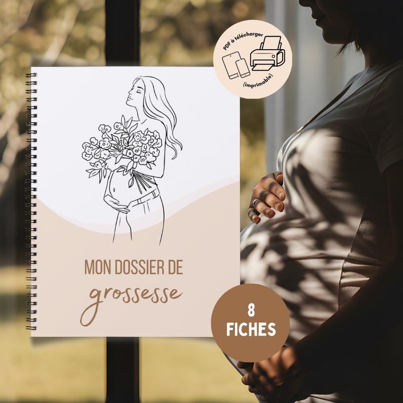 Może przedstawiać: Spiralnie oprawiony notatnik z rysunkiem kobiety w ciąży trzymającej kwiaty. Okładka zawiera napis "MON DOSSIER DE grossesse" w ozdobnej czcionce. Małe k&oacute;łko z napisem "8 FICHES". Obraz zawiera r&oacute;wnież grafikę telefonu, tabletu i drukarki.