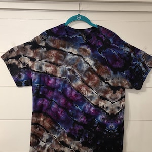 Camiseta de hombre talla grande con estampado tie-dye teñido con hielo y geoda invertida.