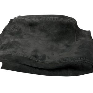 Könnte beinhalten: Ein dunkelgrauer Wildlederhut mit weicher, strukturierter Optik. Der Hut hat eine runde Krone und einen leicht gebogenen Rand. Die Nähte sind entlang der Nähte sichtbar und verleihen dem Design Details. Der Hut ist wahrscheinlich für den täglichen Gebrauch.