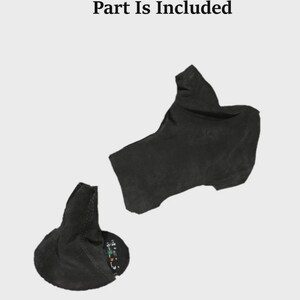 Könnte beinhalten: Zwei Teile aus schwarzem Wildleder, eines in Form einer Stiefelabdeckung und das andere rechteckig. Der Text "Only The Suede Skin Part Is Included" befindet sich oben im Bild.