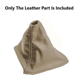 Puede incluir: Una funda de palanca de cambios de cuero color beige con costuras blancas. El texto "Only The Leather Part Is Included" está encima de la funda. La funda es de color neutro.
