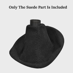 Könnte beinhalten: Ein schwarzer Schalthebelstiefel aus Wildleder mit zylindrischem Oberteil und einem ausgestellten, konisch geformten Körper. Der Text "Only The Suede Part Is Included" steht oben. Der Stiefel hat vertikale Nähte.