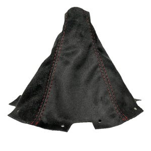 Könnte beinhalten: Ein schwarzer Schaltsack aus Wildlederimitat mit roten Nähten. Der Schaltsack hat eine dreieckige Form mit ausgestelltem Boden und mehreren kleinen Löchern am unteren Rand. Die Nähte verlaufen entlang der Nähte.