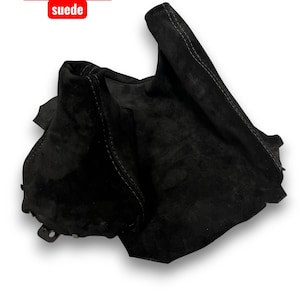 以下が含まれることがあります： 白いステッチが入った黒いスエード製品。テキスト「premium luxury suede」は、左上隅の赤い長方形にあります。製品は白い背景にあります。