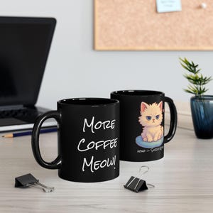 Mehr Kaffee-Miau! mit Surly Kätzchen Schwarze Tasse (11oz, 15oz)