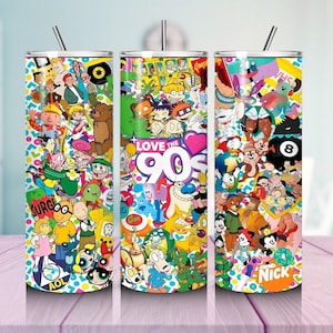 Puede incluir: Tres vasos de acero inoxidable con tapas y pajitas. Cada vaso está cubierto con un collage de personajes y logotipos de dibujos animados de los 90, incluyendo Rugrats, Doug y Nickelodeon. Las palabras "Love the 90s" aparecen en un vaso.