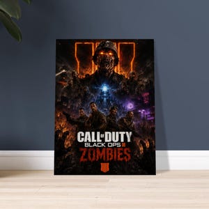 Puede incluir: Un póster de pared rectangular con la ilustración de Call of Duty Black Ops III Zombies. El gráfico muestra a un soldado no muerto central con ojos de color naranja brillante, rodeado por cuatro personajes armados, siluetas oscuras y el título del juego.