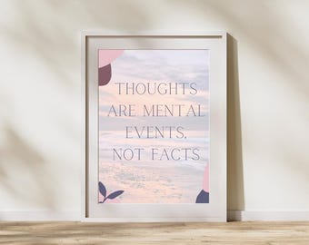 Può includere: Una stampa incorniciata con la scritta "THOUGHTS ARE MENTAL EVENTS, NOT FACTS". Lo sfondo presenta un cielo pastello e una scena oceanica, con forme astratte rosa e viola. La cornice è bianca.