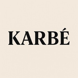 K&ouml;nnte beinhalten: Das Wort "KARB&Eacute;" wird in einer fetten, schwarzen Serifen-Schriftart auf cremefarbenem Hintergrund angezeigt. Der Akzent &uuml;ber dem "E" verleiht dem Design einen Hauch von Eleganz. Die Gesamt&auml;sthetik ist sauber und modern.