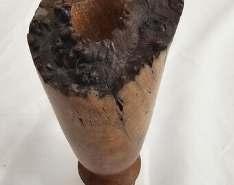 jarrón seco de madera de cerezo con nudos