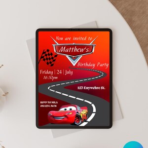 Puede incluir: Invitación digital para la fiesta de cumpleaños de Matthew, con un diseño de coche de carreras rojo. La invitación incluye el texto "You are invited to Matthew's Birthday Party" y detalles como la fecha, la hora y el lugar. El tamaño es de 10,5 x 14,8 cm.