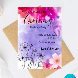 Puede incluir: Una tarjeta de invitación de cumpleaños con un diseño de acuarela. La invitación dice "Estás invitado a la fiesta de cumpleaños de Carina" con la fecha, hora y lugar. La tarjeta presenta ilustraciones florales y mide 10,5 x 14,8 cm.