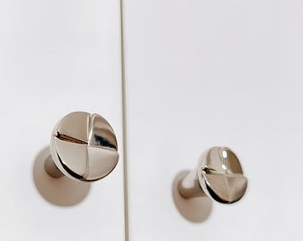 Boutons d'armoire Art déco en argent, poignées de tiroir modernes du milieu du siècle, boutons géométriques de la commode, poignées cercle fendu uniques, quincaillerie de meubles chromée