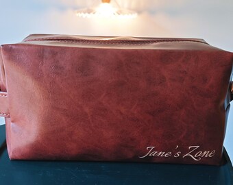 Trousse de toilette personnalisée en cuir végétalien, kit Dopp gravé personnalisé, trousse de maquillage de voyage, cadeau pour lui ou elle, organiseur de voyage minimaliste