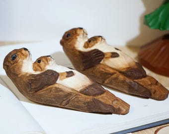Loutre de mer en bois sculpté à la main, figurine mère et bébé loutre, cadeau maman, décoration de chambre d'enfant, statue animal en bois, cadeau de maternité, cadeau nouvelle maman
