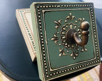 Crochets muraux bohèmes de style vintage, crochet pour porte-serviettes en bois vieilli, décor d'entrée peint à la main, porte-chapeau shabby chic, matériel unique