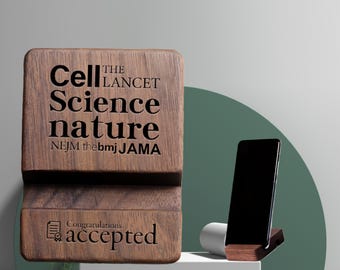 Cadeau personnalisé de remise des diplômes de doctorat Support de téléphone personnalisé en bois de noyer « Accepté » Trophée de la publication Cadeau scientifique Cadeau de soutenance de thèse de doctorat