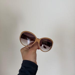 Peut inclure: Ensemble de trois mugs en céramique avec une finition mate et mouchetée. Les mugs sont de couleur crème, gris clair et gris foncé. Chaque mug présente un design simple et minimaliste.