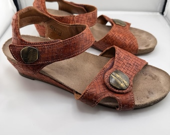 Sandalias de cuña de piel roja Taos para mujer, talla 8 EUR (39), con correa ajustable.