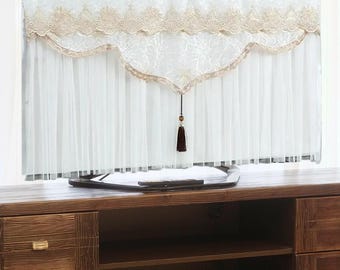 Elegante funda de encaje para monitores LCD, que ofrece protección y decoración para la pantalla.
