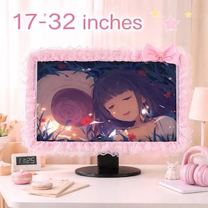 Pode incluir: Uma capa rosa para monitor com acabamento em renda e um laço. A capa exibe uma ilustração em estilo anime. O texto "17-32 inches" é visível no topo. O monitor está numa secretária branca. (43-81 cm)