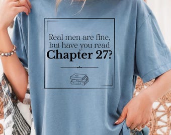 本物の男はいいけど、第27章は読んだ？シャツ | コンフォートカラーズ ロマンスリーダーTシャツ | Booktok 読書好きTシャツ