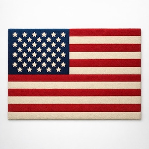 Puede incluir: Felpudo rectangular con el diseño de la bandera estadounidense. Tiene un campo azul con estrellas blancas en la esquina superior izquierda y rayas rojas y blancas en el resto de la superficie. La alfombra está hecha de un material texturizado. Medidas en cm.