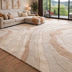 Puede incluir: Una alfombra grande con pelo texturizado de varios niveles y un patrón de ondas orgánicas fluidas. El diseño incorpora una paleta de colores neutros en crema, beige y bronceado suave, creando un contraste sutil en la superficie de la alfombra.