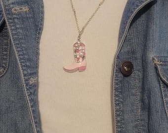 Collar con bota de vaquero rosa y pendientes de lazo