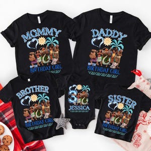 Peut inclure: Un ensemble de cinq t-shirts noirs et un body pour b&eacute;b&eacute; noir avec une impression graphique sur le th&egrave;me de Moana. Chaque v&ecirc;tement pr&eacute;sente les personnages, un soleil, des palmiers et du texte incluant Mommy, Daddy, Brother, Sister et Jessica.