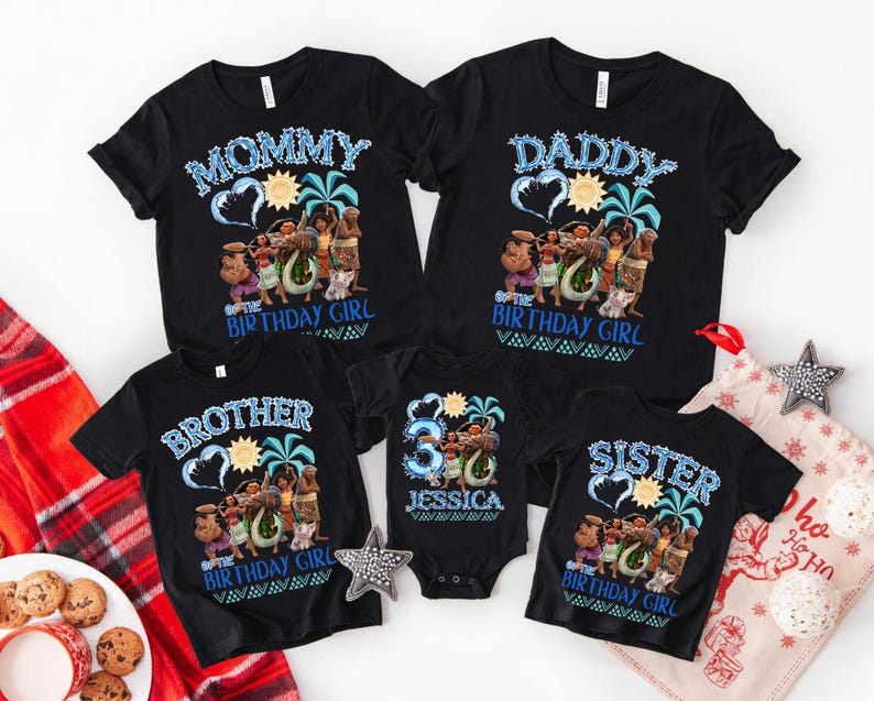 Peut inclure: Un ensemble de cinq t-shirts noirs et un body pour b&eacute;b&eacute; noir avec une impression graphique sur le th&egrave;me de Moana. Chaque v&ecirc;tement pr&eacute;sente les personnages, un soleil, des palmiers et du texte incluant Mommy, Daddy, Brother, Sister et Jessica.