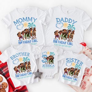 Peut inclure: Cinq t-shirts blancs et un body pour b&eacute;b&eacute; avec un motif sur le th&egrave;me de Moana et du texte bleu. Les t-shirts sont marqu&eacute;s Mommy, Daddy, Brother et Sister, tandis que le body affiche le chiffre 3 et le pr&eacute;nom Jessica, avec des motifs tropicaux.