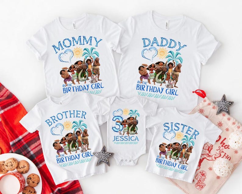 Peut inclure: Cinq t-shirts blancs et un body pour b&eacute;b&eacute; avec un motif sur le th&egrave;me de Moana et du texte bleu. Les t-shirts sont marqu&eacute;s Mommy, Daddy, Brother et Sister, tandis que le body affiche le chiffre 3 et le pr&eacute;nom Jessica, avec des motifs tropicaux.