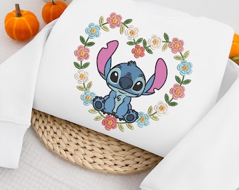 Lindo diseño de bordado de puntada azul, personaje de dibujos animados de corazón floral, adorable patrón de puntada de extraterrestre, divertido archivo de bordado