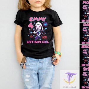 Puede incluir: Una camiseta negra con el nombre "EMMY" en rosa, el n&uacute;mero "4" y las palabras "BIRTHAY GIRL". La camiseta presenta un personaje de dibujos animados en un dise&ntilde;o de telara&ntilde;a. El ni&ntilde;o lleva vaqueros azules.
