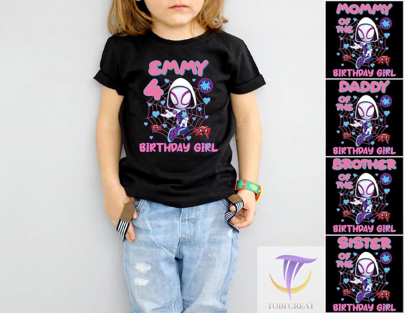 Puede incluir: Una camiseta negra con el nombre "EMMY" en rosa, el n&uacute;mero "4" y las palabras "BIRTHAY GIRL". La camiseta presenta un personaje de dibujos animados en un dise&ntilde;o de telara&ntilde;a. El ni&ntilde;o lleva vaqueros azules.