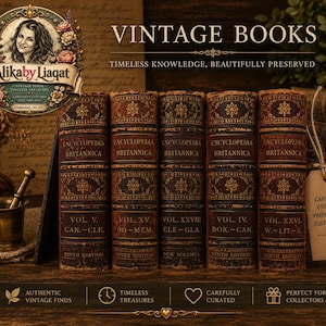 Pode incluir: Cinco livros antigos Encyclopedia Britannica com lombadas de couro castanho escuro, letras douradas em relevo e padrões decorativos intrincados. As lombadas exibem números de volume e intervalos alfabéticos, incluindo Vol. V, XV, XXVIII, IV e XXVI.