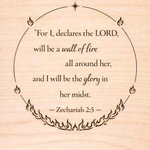 Puede incluir: Placa de madera con una cita grabada de Zacarías 2:5, rodeada por un diseño circular de llamas y una estrella. El texto dice: "Porque yo seré para ella, dice Jehová, muro de fuego en derredor, y para gloria estaré en medio de ella."