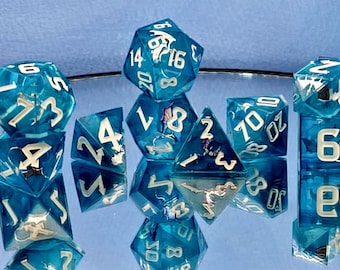 D&D Würfel: Blauer Würfel, silberner Drache