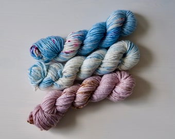 Handgefärbtes Garn in Blau und Lila