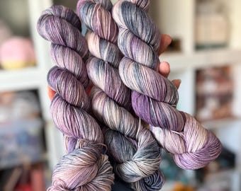 Handgefärbtes Garn, Blau und Lila