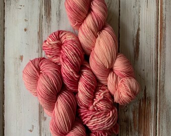 Przędza Superwash Merino, Przędza farbowana ręcznie, Przędza różowa, Waga czesankowa, Waga gruba, Waga palcowa, Motek 100 g, Dwie wargi