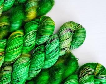 Positively Emerald, Wicked, Fio tingido à mão, verde brilhante e dourado