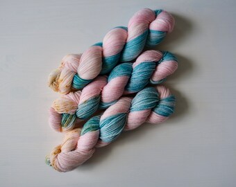 Handgefärbtes Garn, Pink und Blau, DK, Unikat
