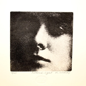 Peut inclure: Une estampe en noir et blanc, intitulée "Filtered light II, Lindsay", représente un profil de visage. L'image carrée a un aspect texturé, avec le visage éclairé en blanc sur un fond sombre. L'estampe est numérotée 4/25.