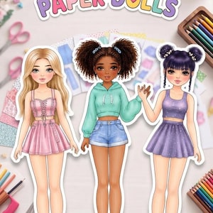 Könnte beinhalten: Drei Papierpuppen mit verschiedenen Frisuren und Outfits, darunter eine blonde Puppe in einem rosa Set, eine Puppe mit dunklen Locken in einem mintfarbenen Hoodie mit Jeansshorts und eine Puppe mit violetten Dutts in violettem Top und Rock, unter dem Text DIY KOREAN PAPER DOLLS.