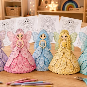 Könnte beinhalten: Fünf stehende Papierfeenpuppen mit aufwendigen Kleidern in Lila, Pink, Blau, Gelb und Türkis. Jede Puppe hat detaillierte Flügel, eine Krone und einen kleinen Zauberstab. Dahinter befinden sich passende schwarz-weiße Malvorlagen.